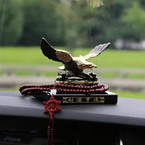 Ornamento d'aquila per auto con grani di preghiera in legno di sandalo rosso e base di buon auspicio.