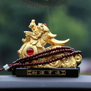 Ornamento per auto Pixiu dorato con grani di preghiera in legno rosso, dettaglio decoro feng shui.
