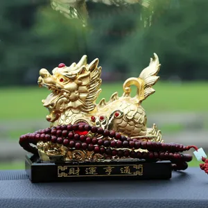 Vista dettagliata dell'ornamento auto Pixiu dorato con perline di legno rosso portafortuna.