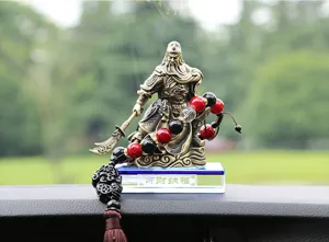 Ornamento per auto in ottone Guan Yu con braccialetto di perline colorate e base in cristallo.