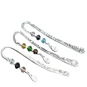 Elegante set de marcapáginas de metal vintage con cuentas de cristal y motivos grabados.