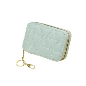 Mini monedero acolchado verde claro con llavero, estuche para llaves compacto y elegante.