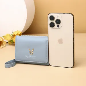 Mini portefeuille court pour femme couleur unie fermeture éclair avec détail de cerf.