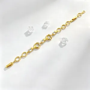 Vista detallada de una hermosa pulsera geométrica de circonita dorada para damas.