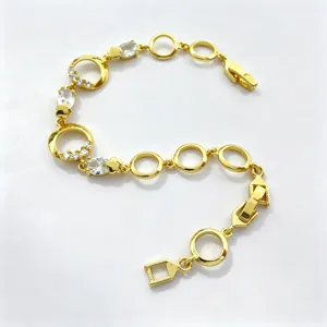 Exquisita pulsera geométrica bañada en oro de 18K detallada con circonitas cúbicas claras brillantes.