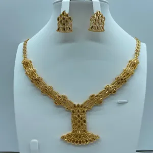 Prachtige vergulde filigraan ketting en oorbellen set, vintage bruids sieraden ontwerp.