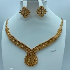 Vintage vergulde sieradenset inclusief ketting en oorknopjes voor bruiloftsfeest.