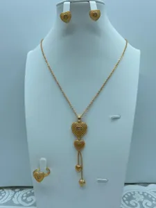 Gedetailleerd overzicht van de vergulde hartjessieradenset met gestructureerde mesh ketting.