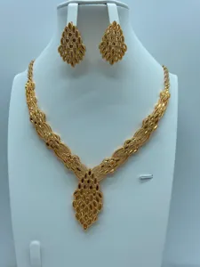 Vergulde sieraden set ketting oorbellen bruid huwelijk feest vintage luxe stijl.