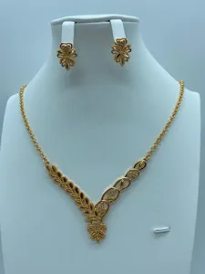 Gedetailleerd overzicht van de retro vergulde ketting en oorbellen set met een bladmotief.