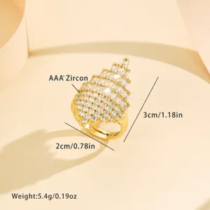 Primer plano del anillo de circonita apilado geométrico que muestra piedras brillantes de baguette.