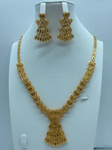 Vintage vergulde sieradenset met prachtige halsketting en oorbellen voor bruiloften en feesten.