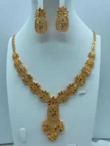 Prachtige vintage vergulde sieradenset met ingewikkelde bloemenketting en bijpassende oorbellen.