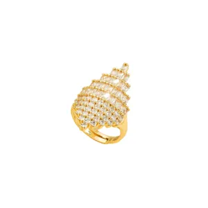 Anillo dorado geométrico exagerado de circón, elegante joya de moda minimalista moderna.
