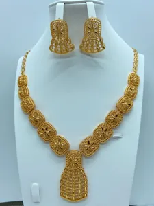 Prachtige vintage gouden sieradenset met gedetailleerde ketting en oorknopjes voor bruid.