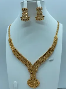 Gedetailleerd overzicht van vintage goudkleurige bladvormige ketting en bijpassende set.