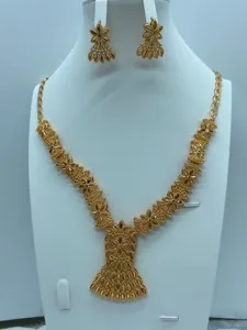 Elegante vergulde sieradenset inclusief ketting en oorbellen voor vrouwen feesten huwelijk.