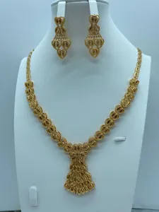 Verguld vintage stijl ketting oorbellen sieradenset detail voor bruids huwelijksbanketten.