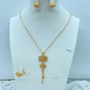 Prachtig vergulde holle bloemen sieradenset detail, met ingewikkelde ketting en oorbellen.