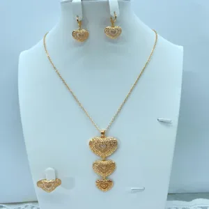 Verguld hart sieraden set gedetailleerd overzicht met ketting oorbellen ring voor vrouwen.