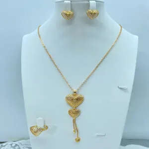Vergulde holle hart sieradenset met gedetailleerde ketting en bijpassende oorbellen.