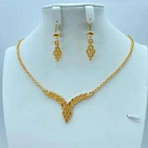 Gedetailleerde close-up van retro vergulde ketting en oorbellen sieradenset voor feest.
