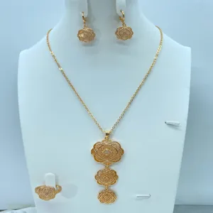 Gedetailleerd overzicht van vintage vergulde filigrein bloemen ketting oorbellen ring set.