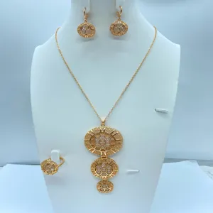 Retro vergulde sieradenset met ketting met meerdere schijven als hanger, oorbellen en ring.