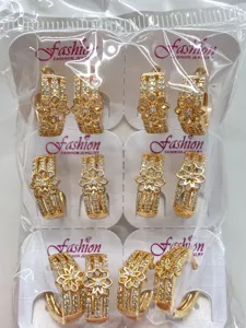 Nahaufnahme von goldenen Blumen Zirkon Creolen Details, elegante koreanische Modeschmuck.