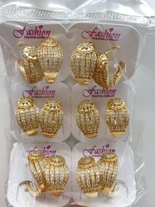 Nahaufnahme der goldenen Strass Blumen Creolen Ohrringe im koreanischen Stil im Detail