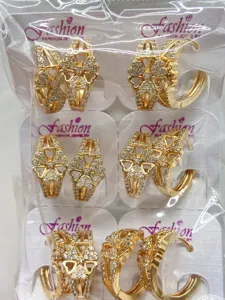 Detailaufnahme vergoldeter Creolen mit funkelnden Zirkonia Steinen im Blumen Clover Design.