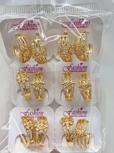 Detailansicht luxuriöser vergoldeter Zirkonia Blumen Creolen Ohrringe Set, eleganter Stil.