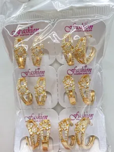 Detailansicht vergoldeter Zirkon Blumen Creolen im Großpackungs-Design für Damen.