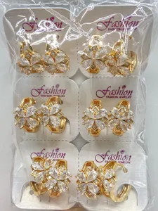 Detailansicht eleganter koreanischer Zirkonia Blumen Cluster Ohrringe auf Präsentationskarten.