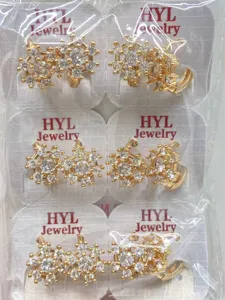 Detailansicht der koreanischen floralen Zirkon Gold Ohrringe Großhandel auf Lager.