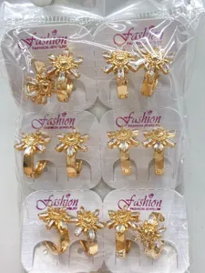 Koreanischer Stil vergoldete Blumen Creolen detailreich mit funkelnden weißen Zirkonia.