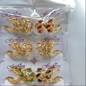 Bunte Zirkon-Creolen Set, exquisites Nischen-Design Mode Schmuck Großhandel für Damen Alltag.
