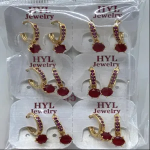 Vergoldete Creolen Ohrringe Set mit funkelnden roten Zirkonia Steinen für Damen Accessoire.