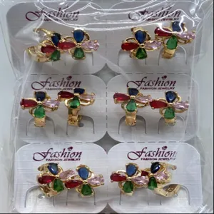 Bunte Zirkonia Blumen Creolen Set, trendiger Kupfer-vergoldeter Schmuck fuer Damen.