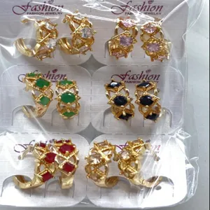 Detailansicht farbiger Zirkonia Gold Creolen im Großhandel Nahaufnahme Design Stücke.