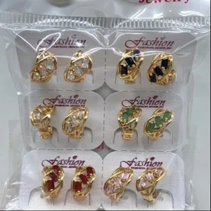 Detailansicht vergoldeter Creolen mit bunten Zirkoniasteinen in praktischer Verpackung.