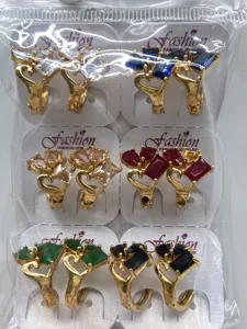 Vergoldete bunte Zirkonia Herz Creolen Ohrringe Detailansicht Modeschmuck Großhandel.