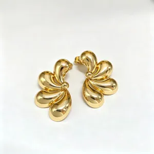Boucles d'oreilles clous de fleurs plaquées or 14K pour femmes, bijoux minimalistes chics.