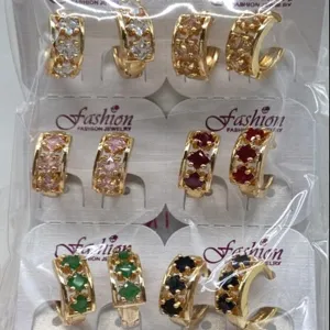 Zarte Vergoldete Kupfer Strass Creolen Schicke Mehrfarbige Kristall Ohrclips Geometrischer Kleiner Nischen Ohrschmuck Für Damen Party