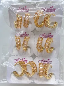 Vergoldete Zirkonia Creolen Detailansicht, funkelnde champagnerfarbene Steine Modeschmuck.