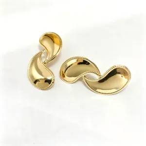 Boucles d'oreilles puces abstraites dorées pour femmes, bijoux chic minimalistes.