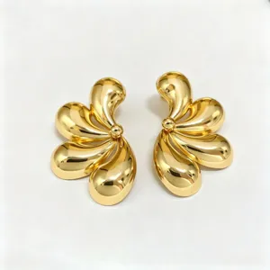 Boucles d'oreilles florales plaquées or, design élégant en gouttes, bijoux brillants.