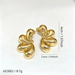 Boucles d'oreilles florales en or 14K, design de luxe minimaliste pour femmes, élégantes.
