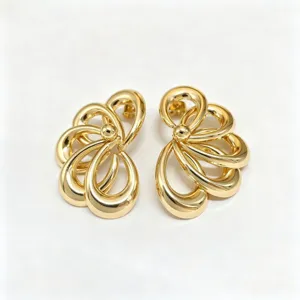 Boucles d'oreilles fleuries ajourées en or 14K, design chic et minimaliste pour femme.
