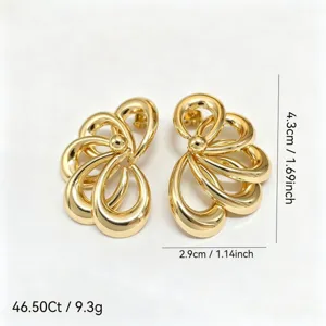 Élégantes boucles d'oreilles fleurs creuses plaquées or 14K pour femmes, design de luxe de niche.